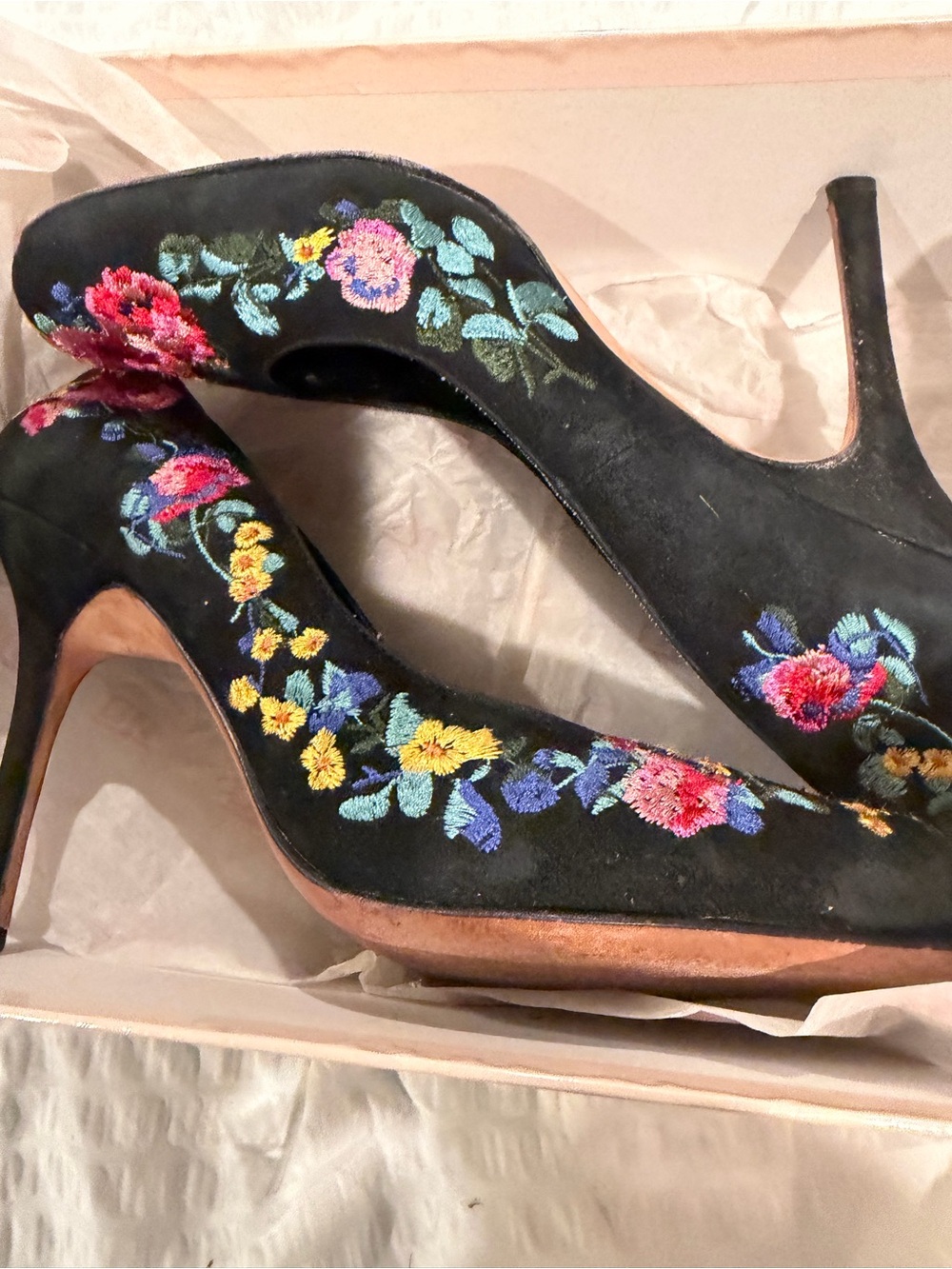 JENNIFER LOPEZ Black Embroidered Floral Suede High Heel Pumps - Picture 4 of 16